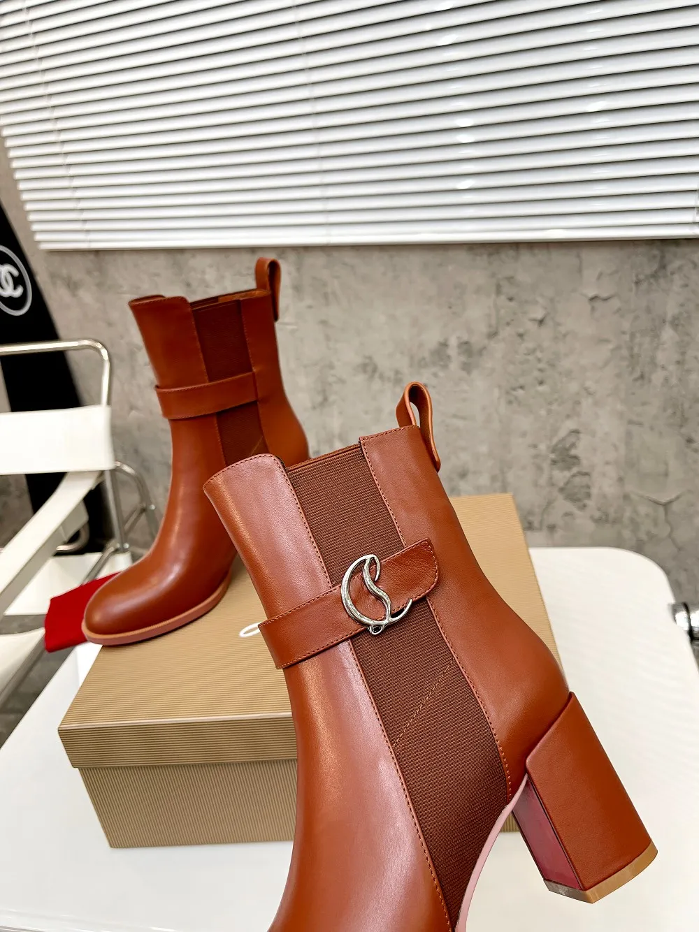 👟👟Ex-factory price 600👟👟 Christian Louboutin (CL) launches new thick-heeled thick-soled boots in 2022, made of shiny calf leather. Eye-catching embellishments on the side, elastic gold-plated Christian Louboutin (CL) logo design, tube height 6 inches (15cm) ✅Fabric: grained cowhide ✅Lining: sheepskin ✅Outsole/heel height: rubber Genuine leather heel height 7cm ✅Color: black reddish brown ✅Number: 34-41 (customized for 34,41) ✅Packaging: original board packaging